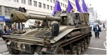 tank in actie voor fathers 4 justice Londen 22-10-03